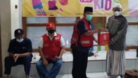 Wakil ketua 1 PMI kabupaten Banyuwangi Dr. H. Nurhadi, saat berikan bingkisan kepada  Ustadz Zakaria, pengasuh TPQ Safinatul Huda