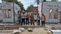 Kades Kedungjeruk H.Rakman turun langsung kelapangan pelaksanaan pekerjaan BSPS (19/12-2021).