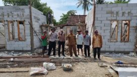 Kades Kedungjeruk H.Rakman turun langsung kelapangan pelaksanaan pekerjaan BSPS (19/12-2021).