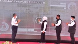 Gubernur Jawa Timur, Khofifah Indar Parawansa saat meresmikan dermaga gerak (movable bridge/ MB II) di Pelabuhan Jangkar Situbondo, Jawa Timur, Minggu, (19/12/2021).
