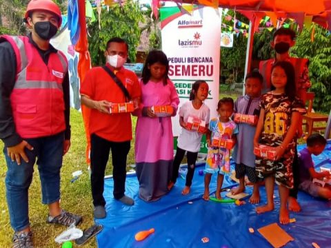 Alfamart Kembali Melakukan Rangkaian Kegiatan Bantuan Kepada Korban Bencana Alam Gunung Semeru