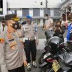 Kapolrestabes Surabaya, Kombes Pol A Yusep Gunawan, saat  melakukan pengecekan kesiapan dan kelayakan kendaraan bermotor dan sarana prasarana lainnya   dilapangan utama Polrestabes Surabaya, Selasa (21/12/2021).