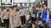 Kapolrestabes Surabaya, Kombes Pol A Yusep Gunawan, saat  melakukan pengecekan kesiapan dan kelayakan kendaraan bermotor dan sarana prasarana lainnya   dilapangan utama Polrestabes Surabaya, Selasa (21/12/2021).
