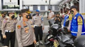 Kapolrestabes Surabaya, Kombes Pol A Yusep Gunawan, saat  melakukan pengecekan kesiapan dan kelayakan kendaraan bermotor dan sarana prasarana lainnya   dilapangan utama Polrestabes Surabaya, Selasa (21/12/2021).