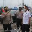 Kapolres Probolinggo AKBP Teuku Arsya Khadafi saat meninjau persiapan di Terminal Jorongan dan Stasiun Leces serta Pos Pantau, Selasa 21/12/2021.