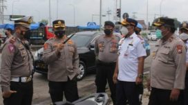 Kapolres Probolinggo AKBP Teuku Arsya Khadafi saat meninjau persiapan di Terminal Jorongan dan Stasiun Leces serta Pos Pantau, Selasa 21/12/2021.