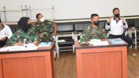Gubernur Akademi Angkatan Laut (AAL), Mayjen TNI Nur Alamsyah meninjau langsung pelaksanaan Ujian Proposal Skripsi Taruna Tingkat IV Angkatan ke-67 yang dilangsungkan di Kompleks Kelas Taruna Ki Hajar Dewantara, Bumimoro, Surabaya, Selasa (21/12/2021).