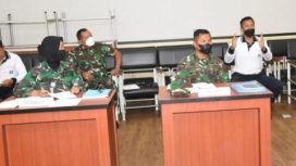 Gubernur Akademi Angkatan Laut (AAL), Mayjen TNI Nur Alamsyah meninjau langsung pelaksanaan Ujian Proposal Skripsi Taruna Tingkat IV Angkatan ke-67 yang dilangsungkan di Kompleks Kelas Taruna Ki Hajar Dewantara, Bumimoro, Surabaya, Selasa (21/12/2021).