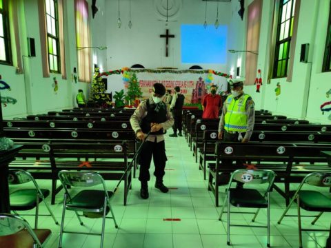 Polsek Mojoroto Lakukan Giat PAM Dalam Perayaan Natal 2021 di Gereja GPIB Imanuel