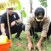 Bupati Tuban Aditya Halindra Faridzky, meresmikan pembentukan Taman Siaga Bencana (TSB) dan melaksanakan penanaman rumput vertifier di Desa Cengkong, Kecamatan Parengan, Selasa (21/12/21).