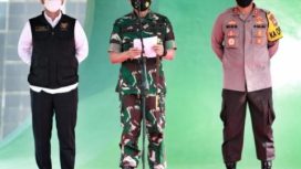 Pangdam V/Brawijaya, Mayjen TNI Nurchahyanto bersama Kapolda Jatim Irjen Pol. Nico Afinta,Wagub Jatim Emil Dardak, saat memimpin Apel Gelar Operasi Lilin Semeru 2021 di Tugu Pahlawan Surabaya, Kamis (23/12/2021).