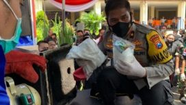 Wakapolda Jatim, Brigjen Pol Slamet Hadi Suprapyoto saat melakukan pemusnahan barang bukti sabu menggunakan incenerator.