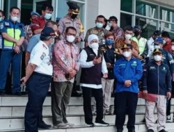 Gubernur Jawa Timur, Khofifah Indar Parawansa bersama jajaran Organisasi OPD Provinsi didampingi Kapolres Pelabuhan Tanjung Perak meninjau langsung pelabuhan penumpang Gapura Surya di Tanjung Perak Surabaya, Jumat (24/12/2021).