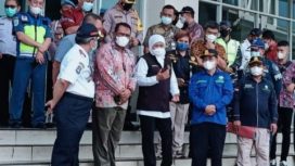 Gubernur Jawa Timur, Khofifah Indar Parawansa bersama jajaran Organisasi OPD Provinsi didampingi Kapolres Pelabuhan Tanjung Perak meninjau langsung pelabuhan penumpang Gapura Surya di Tanjung Perak Surabaya, Jumat (24/12/2021).
