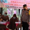 Polres Gresik menggelar vaksinasi murid berkebutuhan khusus di Sekolah Luar Biasa (SLB) Kemala Bhayangkari.
Kamis (23/12/2021).