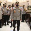 Irwasum Polri Komjen Pol Agung Budi Maryoto,  saat mengecek penegakan prokes dan pengamanan
Gereja Katedral Hati Kudus dan Stasiun Gubeng Baru di Jalan Gubeng Masjid. Jumat (24/12/2021).