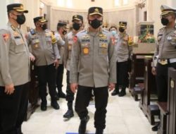 Irwasum Polri Komjen Pol Agung Budi Maryoto,  saat mengecek penegakan prokes dan pengamanan
Gereja Katedral Hati Kudus dan Stasiun Gubeng Baru di Jalan Gubeng Masjid. Jumat (24/12/2021).