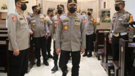 Irwasum Polri Komjen Pol Agung Budi Maryoto,  saat mengecek penegakan prokes dan pengamanan
Gereja Katedral Hati Kudus dan Stasiun Gubeng Baru di Jalan Gubeng Masjid. Jumat (24/12/2021).