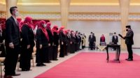 Bupati Jember, H. Hendy Siswanto, saat melantik dan mengambil sumpah 130 orang pejabat di lingkungan Pemkab. Jember, di Pendopo Wahya Wibawa Graha Jember, Jumat (24/12/2021).