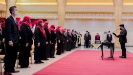 Bupati Jember, H. Hendy Siswanto, saat melantik dan mengambil sumpah 130 orang pejabat di lingkungan Pemkab. Jember, di Pendopo Wahya Wibawa Graha Jember, Jumat (24/12/2021).