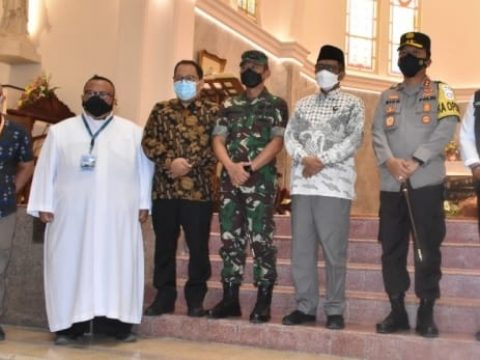 Menkopolhukam Mahfud MD Tinjau Pengamanan Natal di Surabaya