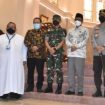 Menkopolhukam, Mahfud MD, didamingi Plh. Sekdaprov Jatim, Heru Tjahjono, meninjau Pengamanan Natal di Gereja Katedral Hati Kudus Yesus Kristus, Jl. Polisi Istimewa Keputran Surabaya , Sabtu (25/12/2021).