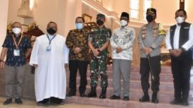 Menkopolhukam, Mahfud MD, didamingi Plh. Sekdaprov Jatim, Heru Tjahjono, meninjau Pengamanan Natal di Gereja Katedral Hati Kudus Yesus Kristus, Jl. Polisi Istimewa Keputran Surabaya , Sabtu (25/12/2021).