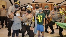 Kapolda Jawa Timur Irjen Pol.Nico Afinta mendampingi Kakorlantas Polri,  Asops Polri, dan Kadiv  Humas Polri, melakukan pengecekan di sejumlah tempat publik di Jawa Timur, Sabtu (25/12/2021).