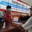 PMI bersama Dinas Kesehatan Kabupaten Jember membuka layanan vaksinasi dan swab antigen secara gratis di terminal Tawang alun, Kecamatan Rambipuji- Jember, Sabtu (25/12/21)