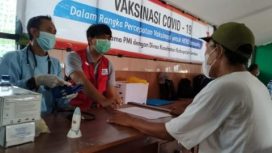 PMI bersama Dinas Kesehatan Kabupaten Jember membuka layanan vaksinasi dan swab antigen secara gratis di terminal Tawang alun, Kecamatan Rambipuji- Jember, Sabtu (25/12/21)