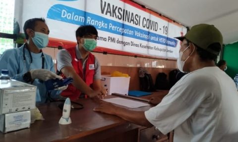 PMI dan Dinkes Jember Layani Vaksin Gratis di Terminal