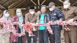 Bupati Sidoarjo Gus Muhdlor, saat meresmikan objek wisata Desa Kedungsugo  Kec. Prambon Kab.Sidoarjo.Minggu (26/12/21)