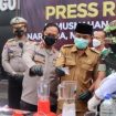 Polres Bojonegoro bersama Badan Narkotika Nasional Kabupaten Bojonegoro serta stakeholder, tokoh agama, dan tokoh masyarakat, pemusnahkan barang bukti Narkoba dan  Miras di Halaman Mapolres Bojonegoro, Senin (27/12/2021).
