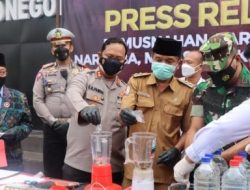 Polres Bojonegoro bersama Badan Narkotika Nasional Kabupaten Bojonegoro serta stakeholder, tokoh agama, dan tokoh masyarakat, pemusnahkan barang bukti Narkoba dan  Miras di Halaman Mapolres Bojonegoro, Senin (27/12/2021).