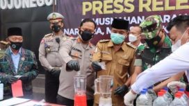 Polres Bojonegoro bersama Badan Narkotika Nasional Kabupaten Bojonegoro serta stakeholder, tokoh agama, dan tokoh masyarakat, pemusnahkan barang bukti Narkoba dan  Miras di Halaman Mapolres Bojonegoro, Senin (27/12/2021).