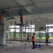 Para pekerja PT Diatasa Jaya Mandiri sedang melaksanakan pekerjaan finishing pengecatan pada lantai 2 .