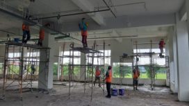 Para pekerja PT Diatasa Jaya Mandiri sedang melaksanakan pekerjaan finishing pengecatan pada lantai 2 .