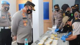 Wakapolrestabes Surabaya saat memeriksa tes urine ke PJU dan Kapolsek Se Surabaya di Mapolrestabes Surabaya.  Kapolsek seusai Apel, Senin (27/12/2021).