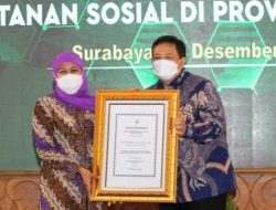 Gubernur Jawa Timur Khofifah Indar Parawansa , saat menerima Piagam Penghargaan dari Menteri Lingkungan Hidup dan Kehutanan RI  di Shangri-la Hotel Surabaya, Selasa (28/12/2021).