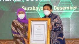 Gubernur Jawa Timur Khofifah Indar Parawansa , saat menerima Piagam Penghargaan dari Menteri Lingkungan Hidup dan Kehutanan RI  di Shangri-la Hotel Surabaya, Selasa (28/12/2021).