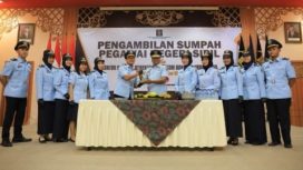 Kepala Kanwil Kemenkumham Jatim, Krismono, mengambil sumpah sebelas ASN Baru, Selasa (28/12/2021).