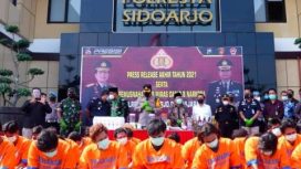 Kapolresta Sidoarjo Kombes Pol Kusumo Wahyu Bintoro saat memimpin pemusnahan barang bukti di Mapolresta Sidoarjo. Selasa (29/12/2021).