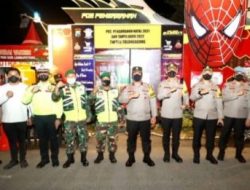 Waka Polda Jatim Brigjen Pol Drs. Slamet Hadi Supraptoyo bersama pejabat teras Polda Jatim, saat  melaksanakan pengecekan pos pengamanan natal 2021 dan tahun baru 2022 di pospam GOR Lembu Peteng Tulungagung, rabu (29/12/2021).