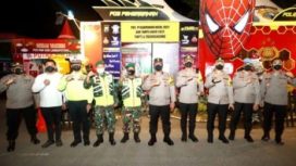 Waka Polda Jatim Brigjen Pol Drs. Slamet Hadi Supraptoyo bersama pejabat teras Polda Jatim, saat melaksanakan pengecekan pos pengamanan natal 2021 dan tahun baru 2022 di pospam GOR Lembu Peteng Tulungagung, rabu (29/12/2021).