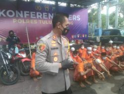 Kapolres Tulungagung AKBP Handono Subiakto  saat menjelaskan dalam Acara Konferensi Pers.