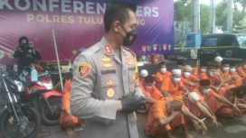 Kapolres Tulungagung AKBP Handono Subiakto saat menjelaskan dalam Acara Konferensi Pers.