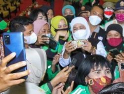 Gubernur Jatim Khofifah Indar parawansa, usai silahturahim dengan 280 driver ojek online wanita di Islamic Center Surabaya, Kamis (30/12/2021).
