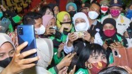 Gubernur Jatim Khofifah Indar parawansa, usai silahturahim dengan 280 driver ojek online wanita di Islamic Center Surabaya, Kamis (30/12/2021).