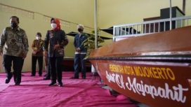 Wali Kota Mojokerto Hj.Ika Puspitasari,saat terima bantuan 4 unit kapal wisata bahari dari PLN UP3 Mojokerto di Gedung Aset milik Pemerintah Kota Mojokerto, Kamis (30/12/2021).