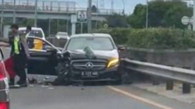 
					Lawan Arah di Tol JORR, Polisi Tetapkan Pengemudi Mercy Jadi Tersangka